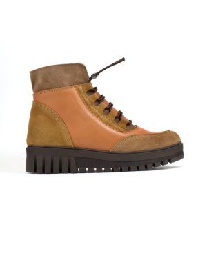 Botines mujer estilo montañero suela dentada cuero