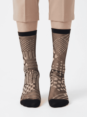 CALCETINES media tabi estampado geométrico negro y transparente.
